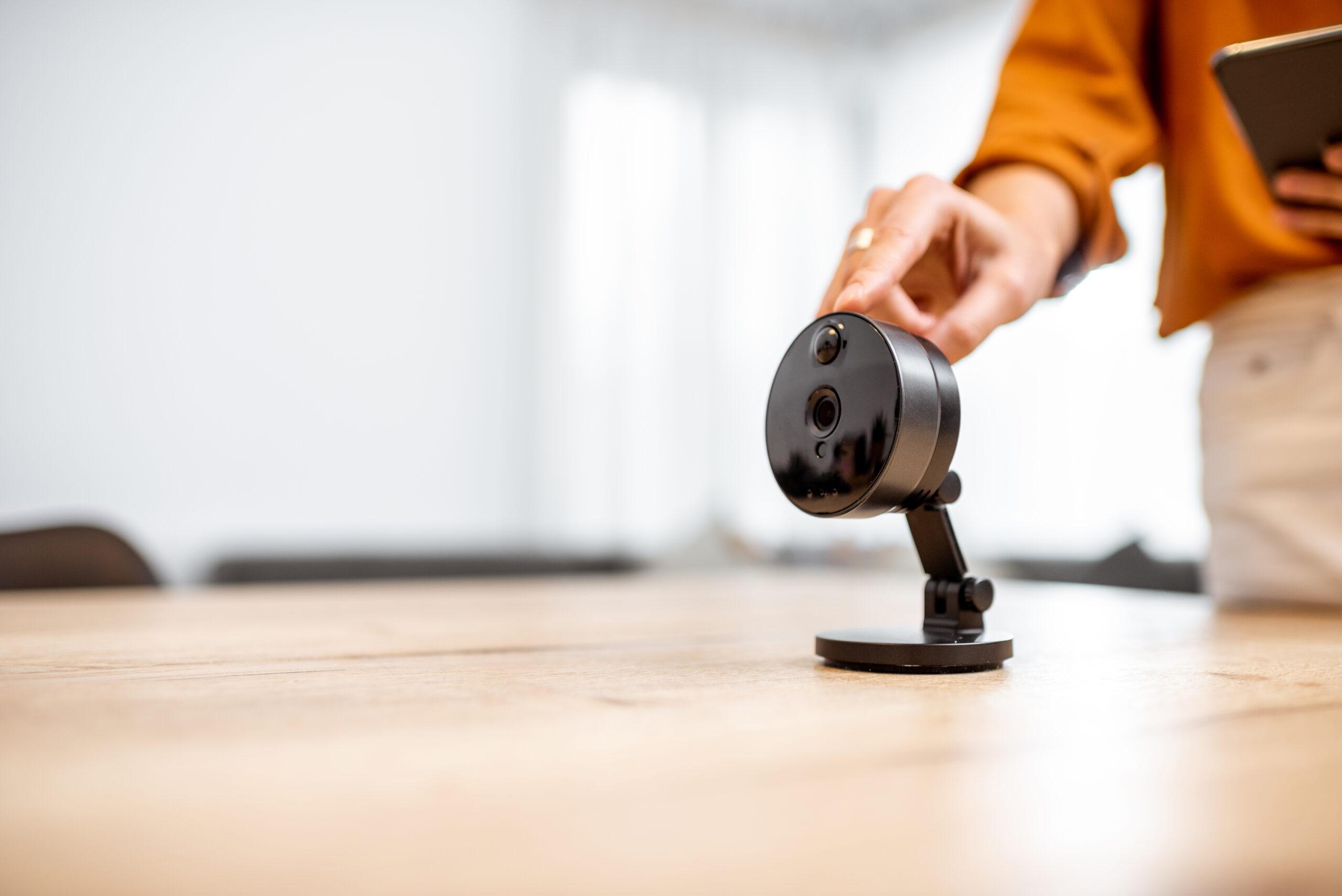 Homem e mulher dispõem garrafas plásticas em uma mesa, refletindo a responsabilidade ambiental e a melhoria na gestão condominial.